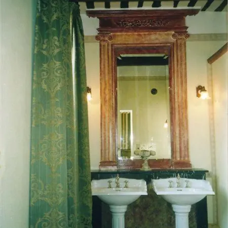 Bize De La Tour Bed & Breakfast *